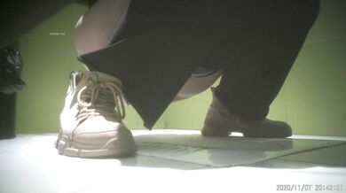 【魔手外购】牛逼厕拍大神，商场女厕真实偸拍多位美女小姐姐方便，外面手持镜头拍露脸全身 (6)